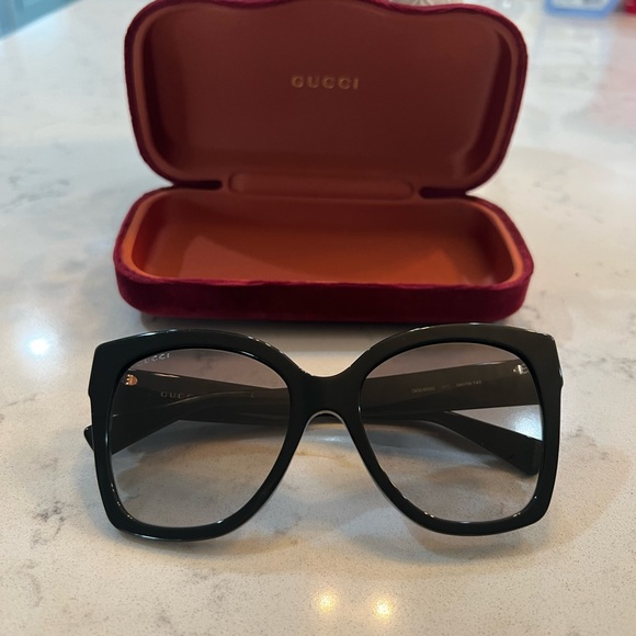 Like new Gucci oversized black sunglasses. PLUS FREE SHIPPING - Picture 6 of 14